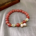 Détail du bracelet en perles d'agate et pierre Shoushan avec perles sur tissu gris - 61# Style Pierre de Chat Rouge (Perle d'Eau Douce)