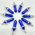 Blau-violette sechseckige Kristallanhänger mit silberner Metallöse für DIY-Schmuck - Anhänger mit Halskette / Transparentes Blau