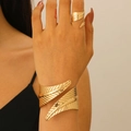 Primer plano del conjunto de anillo y brazalete dorado con diseño de hojas reales - Juego de anillo de hoja + pulsera ancha estilo 1 / Dorado