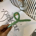 Minimalist large 13cm green hanger hair claw clip with a sleek twisted resin design - 13cm Hanger Type / Leaf Green