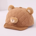 Dettaglio del cappellino bimbo in peluche con trama trapuntata e orecchie da orso - 48cm / Colore caramello