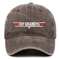 Vista frontale di un cappellino in cotone lavato con ricamo TOP GRANDPA e logo ala - caffè