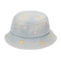 Détail d'un chapeau bob en jean bleu clair avec broderies florales jaunes et violettes - 50cm / Bleu Clair Fleur