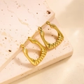 Créoles minimalistes en acier titane plaqué or 18k avec design texturé irrégulier - EH097/Plissé Irrégulier