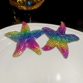 Detailaufnahme der Seestern-Ohrhänger mit farbenfrohen Regenbogen-Strasssteinen - Regenbogen-Ombre