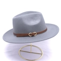 Dettaglio di un cappello fedora grigio con cinturino in pelle marrone e fibbia dorata - M / Grigio chiaro
