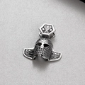 Macro-detail van Viking uil krijger helm hanger in antiek zilver roestvrij staal - Vintage Zilveren Viking Krijger Helm Hanger (KP130634-TLX)