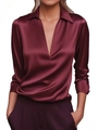 Vista detallada de la blusa burdeos de manga larga con cuello en V y acabado satinado - S / Tops / Burdeos