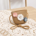 Dettaglio borsa di paglia intrecciata con tre fiori in tessuto 3D e pizzo bianco - Borsa a tracolla / Kaki / 52cm (2-5 Anni)