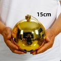 Goldene 15cm Weihnachtskugel Dekoration in den Händen gehalten für den Größenvergleich - 1 Stück (15cm) / Glänzendes Gold