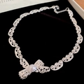 Dettaglio di una collana a fiocco d'argento con perla in una scatola da regalo - Argento