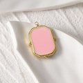 Detaillierte Makroansicht eines 14k vergoldeten Anhängers mit rosa Emaille-Inlay - Polygonal rosa Emaille