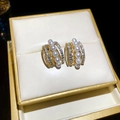 Orecchini a C multistrato dorati con perle e micro-pavé di zirconi bianchi lucidi - Perno in Argento - Orecchini Multistrato con Perle e Strass Dorati / Oro