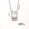 Dettaglio della collana in zircone rettangolare argento con dimensioni 1,8x1,4cm e peso 11,4g - Stile Rettangolare Chiaro (ksn00206-1)