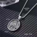 Collana con teschio d'argento, rilievo religioso e catena a scatola su sfondo materico - Stile Figura Religiosa Ovale (Stile 3) / Con catena