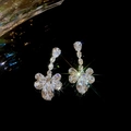 Gros plan de boucles d'oreilles argentées avec zircons étincelants et effet de lumière - No.53 Argent Goutte d'Eau Zirconia Boucles d'Oreilles