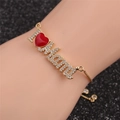 Vue détaillée du bracelet MAMA doré avec cœur rouge et pierres en zircone - I ❤️ MOM Chaîne Vénitienne Or