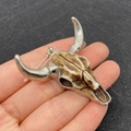 Ciondolo a forma di teschio di toro argentato con texture ossea a mano - Stile Bianco Osso e Corno d'Argento (No.3)