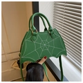 Détail du sac chauve-souris vert avec broderie toile d'araignée blanche et bandoulière en PU - Vert