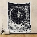 Dettaglio dell'arazzo dei Tarocchi La Stella appeso a una parete grigia come decoro - Stile Stella B&N (GT104517)