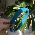 Gros plan détaillé du serre-tête en tricot bleu fait main avec rembourrage texturé - Bleu Paon