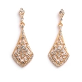 Gedetailleerde close-up van geometrische strass oorhangers met vergulde holle structuur - Goud