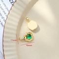 Dettaglio macro di un ciondolo in ottone dorato 11x16mm con pietra verde sfaccettata - 8# Ciondolo Retrò Oro con Gemma Verde