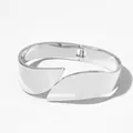 Macro-opname van brede gepolijste stalen armband met overlappend bloembladontwerp - Zilver (PAS1038)