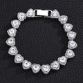 Detailansicht eines silbernen Herz-Armbands mit Zirkonia-Steinen und Vollbesatz aus Diamanten - 8 Zoll (20cm) Armband / Silber