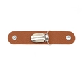 Detail eines braunen PU-Leder-Hutclips mit silberner Metallschnalle für Reiserucksäcke - Braun