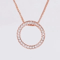 Détail du pendentif cercle en or rose serti de zircons sur une chaîne box élégante - Or Rose (Chaîne de Boîte 45+5cm)