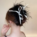 Detail van wit satijnen lint en zwarte veren haarklem gedragen in het haar van een vrouw - Zwarte Veer met Witte Lintstrik (17#)
