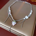 Detalle de collar de doble capa con colgante de corazón rosa y perlas en un joyero - Conjunto de Collar y Pendientes de Fresa con Corazón Rosa (HN6318/HE20541/HE20542) / Plata/Rosa