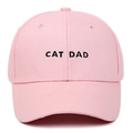 Dettaglio del ricamo nero CAT DAD su cappellino in cotone rosa con occhielli traspiranti - Regolabile / Rosa