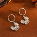 Detailansicht der silbernen Schmetterlings-Ohrhänger mit glitzernden Strasssteinen - Silber Schmetterling Weiß Zirkonia Ohrringe (T031)