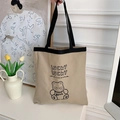 Détail du sac cabas en toile avec bandoulière noire et motif graphique d'ours mignon - Ours de la Chance Kaki