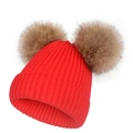 Bonnet tricoté rouge avec deux pompons en fausse fourrure marron sur fond blanc - Rouge