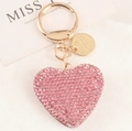 Dettaglio portachiavi a cuore con strass rosa, chiusura a moschettone dorata e logo - Cuore Rosa