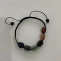 Dettaglio del bracciale regolabile con pietre naturali chakra, perle colorate e cordino nero - Stile Intrecciato in Pietra Naturale Colorata (8836)