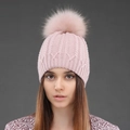 Gorro de invierno de punto rosa claro para mujer con un pompón de piel sintética - Punto de Torsade (S-08-3) / Rosa + Pompón Rosa