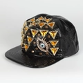 Detalle de gorra plana con textura de cocodrilo, gemas ámbar y remaches de bronce - Ajustable / Negro