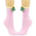 Nahaufnahme der rosa Plüschsocken mit weißem Pelzbesand und grünem Weihnachtsbaum - Weihnachtsbaum / Lila