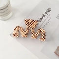 Pinza para el pelo mediana de acetato en forma de M con estampado de cuadros - 8.8cm / Cuadros Marrones