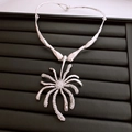 Détail du pendentif fleur vintage argenté avec strass sur présentoir noir - Argenté