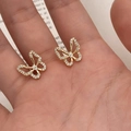 Makroaufnahme von Gold-Schmetterling-Ohrsteckern mit hohlen Flügeln und Zirkon-Besatz - Gold