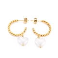 Boucles d'oreilles créoles torsadées dorées avec breloques cœurs blancs élégants - Style Pendentif Coeur Doré (KE98949-KLX)