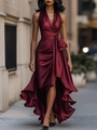 Detail van bordeauxrode satijnen jurk met V-hals, getailleerde taille en rucheszoom - S / Dresses / Bordeauxrood