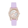 Détail macro du bracelet en cuir lilas et du boîtier de montre serti de strass roses - Mauve Clair