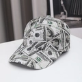 Gorra de béisbol de moda con estampado de billetes de 100$, vista desde un ángulo de 45° - Cian