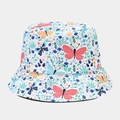 Detail eines Fischerhutes aus Segeltuch mit buntem Schmetterlings- und Blumenmuster - Weißer Schmetterling Floral